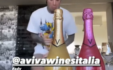 Fedez prova a fare il barman. Il suo numero finisce malissimo