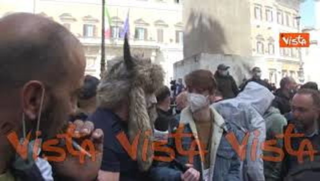 Anche un uomo travestito da “sciamano di Capitol Hill” alla protesta anti-chiusure a Montecitorio