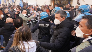 Riaperture. Esplode la protesta a Roma, ristoratori in rivolta: urla, scontri e cariche