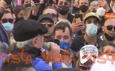 La folla impazzisce per il discorso di Montesano, boato dei ristoratori in estasi