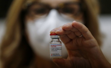 Vaccino Moderna, gli anticorpi restano anche dopo 6 mesi