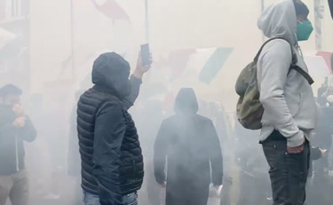 #IoApro La protesta dei ristoratori a Roma, fumogeni e Inno di Mameli  VIDEO