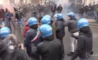 Scontri e bombe carta, tensione alle stelle tra ristoratori e polizia