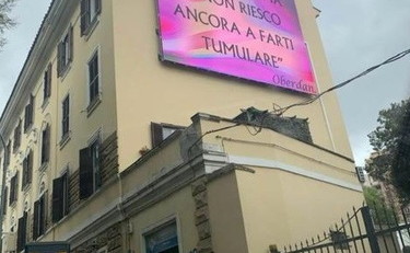 Scusa mamma se non riesco ancora a farti tumulare. Il cartello choc di un figlio disperato