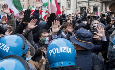 Scontri, bombe carta e proteste a Roma. Appello al Governo: Fateci lavorare