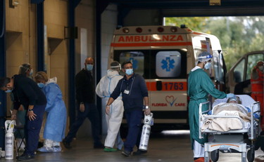 Le mascherine cinesi di Arcuri non proteggono contro il virus: ecco tutti i lotti sequestrati dalla Procura