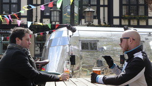 Boris Johnson riapre pub e ristoranti ma avvisa gli inglesi: risaliranno morti e contagi