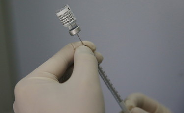 Vaccino Pfizer ai parenti, medici e infermieri nei guai