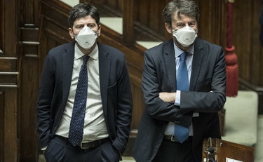 Guerra sulle riaperture: ok a stadi, bar e ristoranti. Ecco chi dovrà ancora aspettare