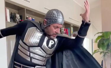 A casa Fedez è arrivato il supereroe Posaman! Leone scherza con Lillo