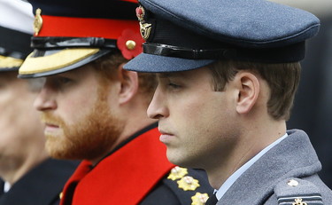 La Regina non fa sconti e al funerale si vendica con Harry e Andrea