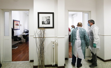 Panico tra i medici di famiglia: ecco i nuovi sintomi del Covid super-infettivo