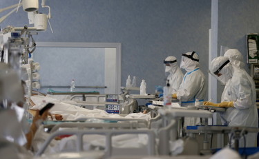 Meno ricoveri, scende ancora il tasso di positività: il bollettino del 17 aprile