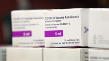 Allarme su AstraZeneca: i giovani rischiano di morire più per il vaccino che per il Covid