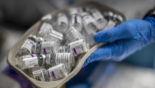 Vaccino AstraZeneca, i dati dicono che il Covid fa più vittime. Anche nei giovani