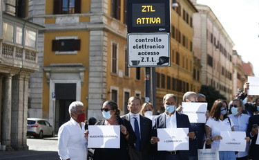 Raggi apre la Ztl, ma sono briciole. È  guerra sui tavolini all'aperto