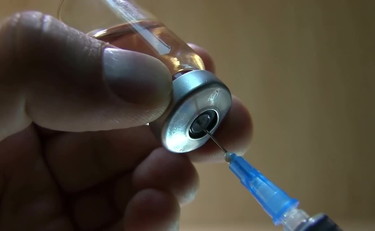 Vaccini, l'Ue prova ad accelerare su dosi e green pass