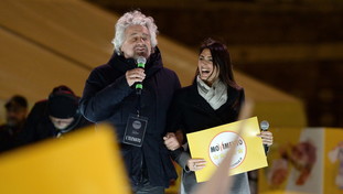 Contro Beppe Grillo manca una voce di donna: dove sei, Virginia Raggi?