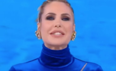 Il vestito di Ilary Blasi è da infarto. La regia dell'Isola dei famosi non capisce più nulla | VIDEO