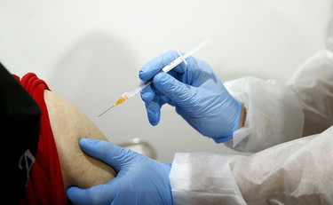 Casi di trombosi rare associate ai vaccini: 287 con AstraZeneca, nessun segnale di allerta con Pfizer e Moderna