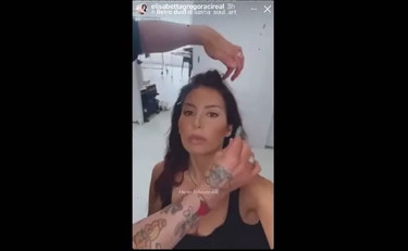 Elisabetta Gregoraci in autoreggenti mostra tutto. Così sexy non l'avete mai vista