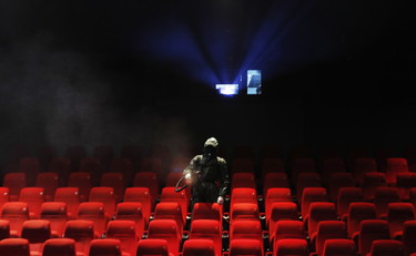 Beffa per i cinema: annientati dal Covid, non hanno i soldi per riaprire