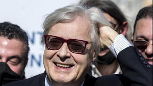 Adoro.  L'hippie Sgarbi scatena la Merlino: Gira senza mascherina e si vuole fare le canne | VIDEO