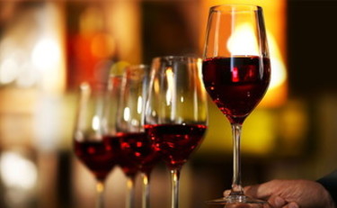 Il vino torna a riempire i calici dei ristoranti. I produttori recuperano 2,5 miliardi di euro