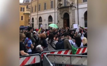 Covid, protesta di no vax e ristoratori davanti a Montecitorio