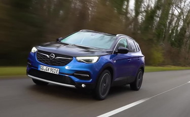 Opel Grandland X ibrida: 300cv e trazione integrale ad emissioni ridotte