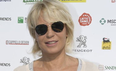 Lui non difende la dama e viene massacrato. Maria De Filippi sbotta a Uomini e Donne