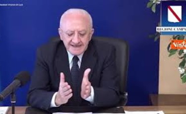 Indossi abiti civili. Il delirio di De Luca contro la divisa di Figliuolo