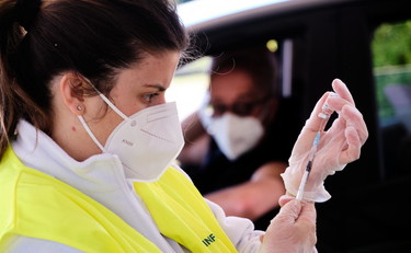 Dosi a tappeto, poi riaperture. Governo e Regioni hanno fatto il contrario di quanto serviva