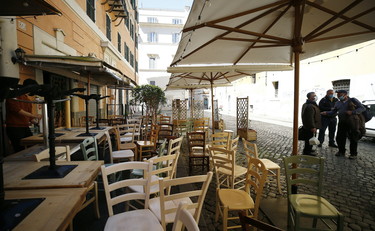 Riaprono i ristoranti? Scattano i posti di blocco. È zona gialla vigilata