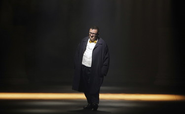 La variante sudafricana non perdona. Lo stilista Elbaz vaccinato muore di Covid