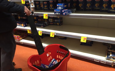 Virus su carrelli e cestini, tamponi positivi nei supermercati