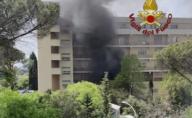 Fiamme nell'ospedale di Roma: i rifiuti prendono fuoco davanti ai pazienti