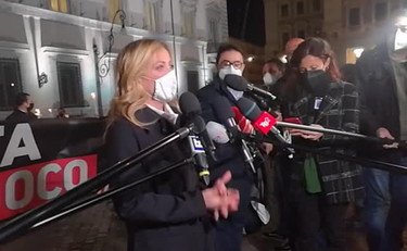 Giorgia Meloni assedia Draghi, fiaccolata a Palazzo Chigi: basta coprifuoco