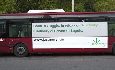 Pubblicità della cannabis sugli autobus Atac. La Lega insorge contro la Raggi