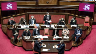 Tensione alla Camera sul coprifuoco, ma il Governo non arretra: nessuna modifica immediata