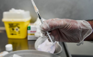 In Puglia è scandalo per i furbetti del vaccino: tremano in 53, la Procura non molla