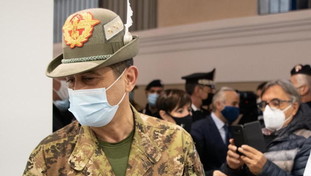 Vaccini, lontano l'obiettivo delle 500mila dosi al giorno. Così l'immunità si raggiunge a novembre