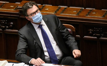 Il silenzio del ministro Giorgetti. Ma questo polo di produzione nazionale dei vaccini si fa o no?