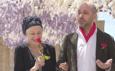 Passione incontenibile tra Zalone e la Mirren: la coppia che non ti aspetti grazie al vaccino | VIDEO