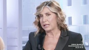 Il padre della vittima difende gli stupratori? Myrta Merlino lo azzera così