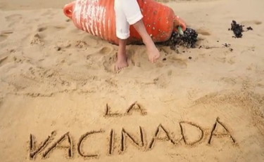 Checco Zalone canta  e balla 