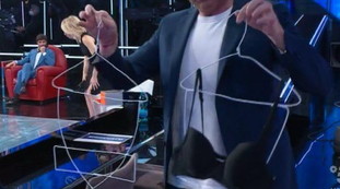 Rudy Zerbi esagera, la sfida ad Arisa è a luci rosse. Perché lei rifiuta l'intimo