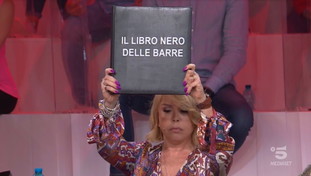 “Vergognati” Zerbi è una furia nello scontro con la Pettinelli. Maria De Filippi zittisce tutti