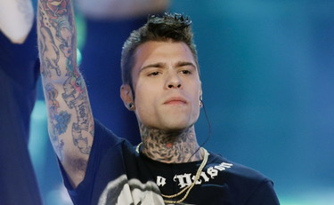 Quando Fedez era anti-gay, così Sgarbi attacca il testo del rapper