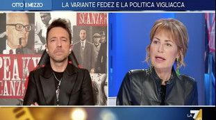 Nessuna censura della Rai e un imbarazzante silenzio su Amazon: pure Scanzi accusa Fedez